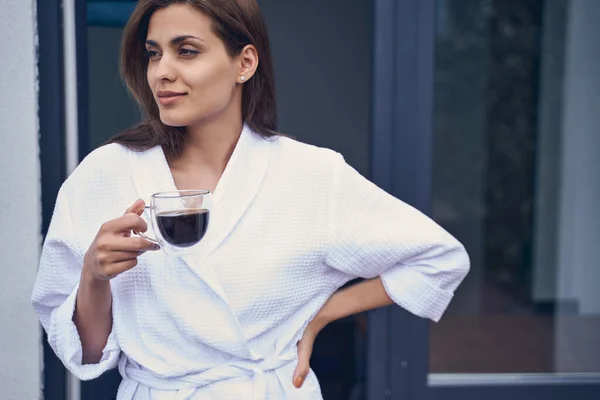 Atractiva joven bebiendo café en el balcón — Foto de Stock