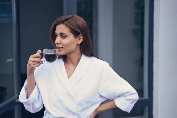 Hermosa joven bebiendo café en el balcón — Foto de Stock