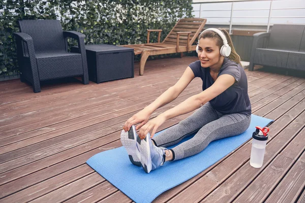 Encantadora joven haciendo ejercicio en la terraza de la azotea — Foto de Stock