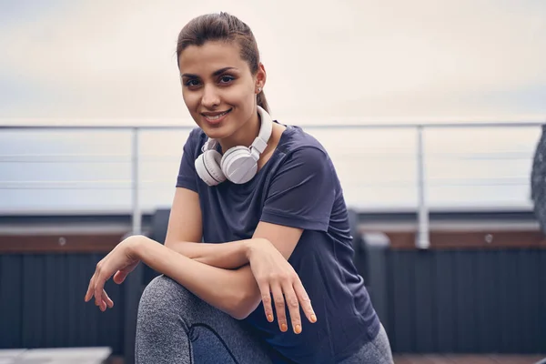 Hermosa mujer joven con auriculares que expresan emociones positivas — Foto de Stock