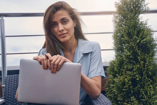 Atractiva mujer joven utilizando el ordenador portátil moderno al aire libre —  Fotos de Stock