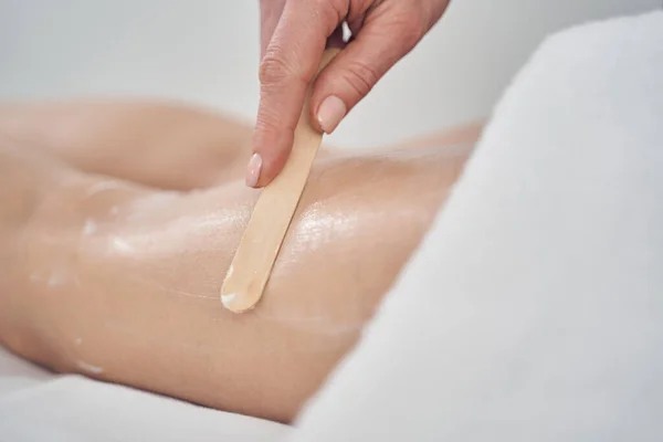 Colocar creme na pele antes de procedimentos de beleza no salão de spa — Fotografia de Stock