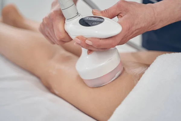 Ultrazvukový gel na kůži pro lepší konturování těla — Stock fotografie