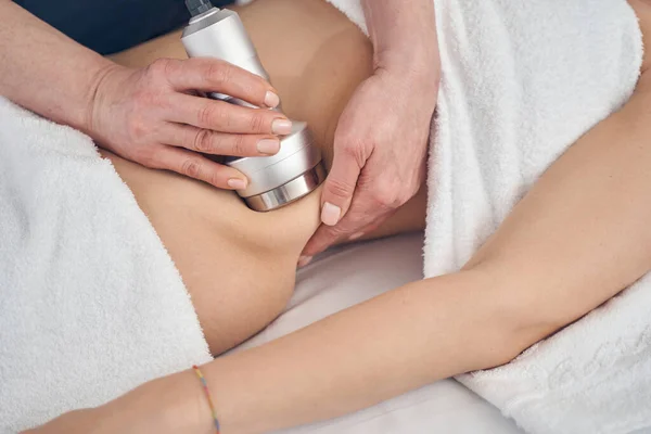 Metodo indolore di riduzione della cellulite nella moderna clinica — Foto Stock