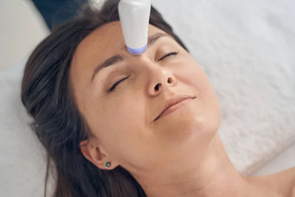 No more wrinkles on forehead with this amazing machine — Stock Photo, Image