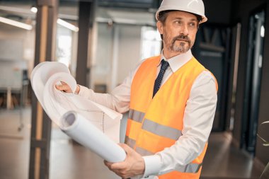 Sanayi mühendisi yerleştirme belgelerini kontrol ediyor.