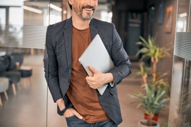 Kendine güveni tam bir iş adamı.