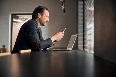 İnternetteki yeni içerik için bilgileri kontrol eden popüler blogcu