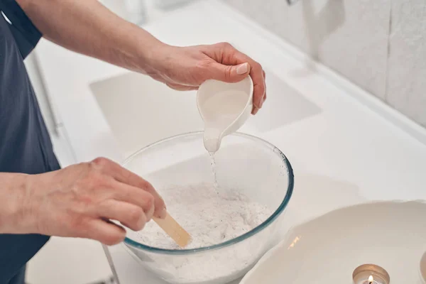 Preparação de argila caulim para procedimentos de beleza no salão de spa — Fotografia de Stock