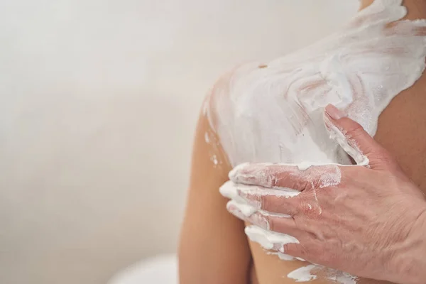 Argile kaolin blanche naturelle sur la peau de la femme — Photo