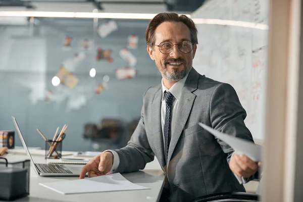 Successful businessman is wearing suit at work — Stock Photo, Image