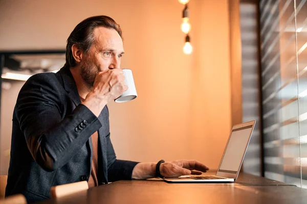 Empresário está trabalhando no escritório com laptop — Fotografia de Stock