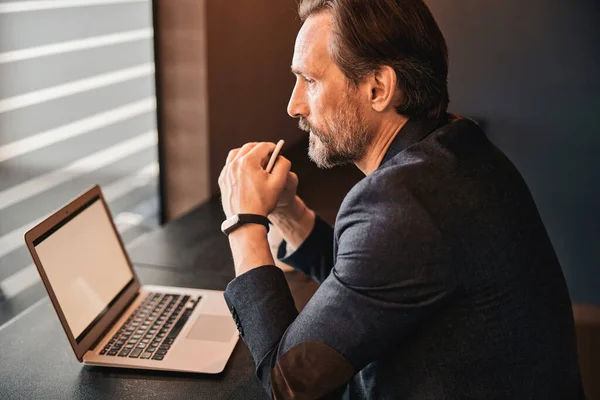 Portrait de mâle regardant sur l'écran d'ordinateur — Photo