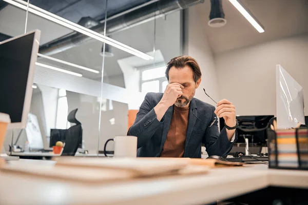 Homme d'affaires adulte fatigué travaille au bureau — Photo