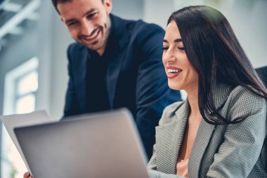 Proje ekibi toplantı odasında sohbet ediyor.