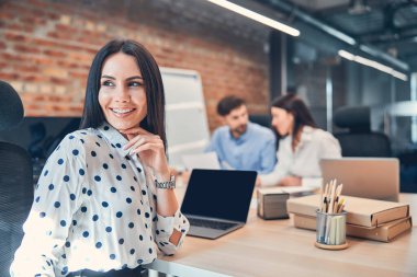 Neşeli ofis çalışanı pencereden bakar
