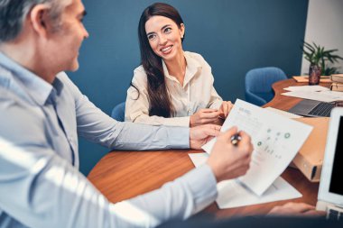 Şirket toplantısı sırasında ofisteki neşeli iş arkadaşı