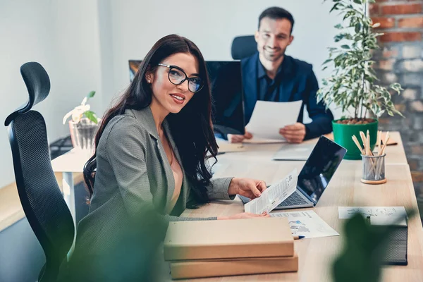 Joven empresaria en la oficina tiene un trabajo positivo en el ordenador portátil — Foto de Stock