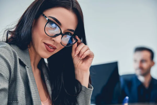 Porträt einer jungen schönen Frau mit Brille — Stockfoto