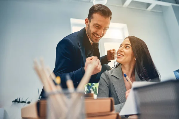 Business projectteam werkt samen in vergaderzaal op kantoor — Stockfoto