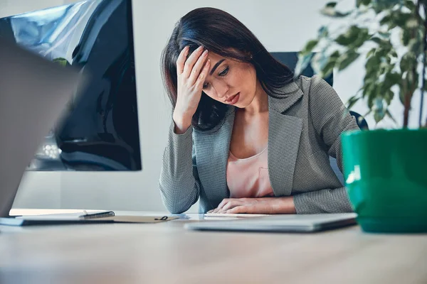 Mooie zakenvrouw moe en gestrest met overwerkt — Stockfoto