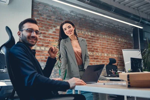 Empresarios hombre y mujer discutiendo proyecto de trabajo en una oficina moderna —  Fotos de Stock