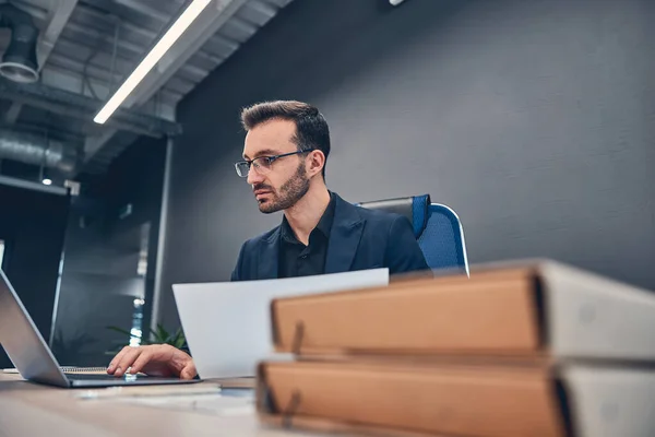 Financiële accountant werkt aan de laptop bij de kantoorbalie — Stockfoto