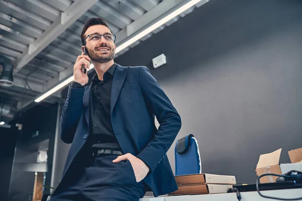 Gülümseyen iş adamı cep telefonuyla arıyor. — Stok fotoğraf