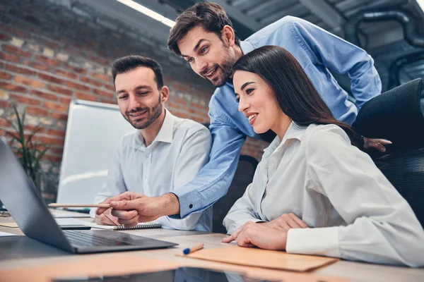 Jeune collègue caucasien travaillant sur le lieu de travail dans le bureau moderne — Photo