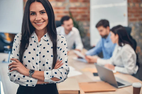 Hermosa joven de pie en la sala de reuniones — Foto de Stock