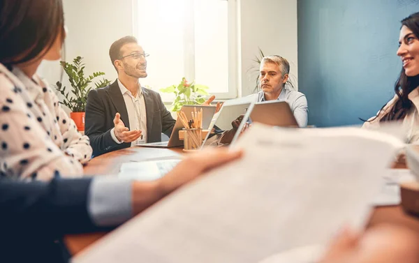 Retrato del hombre hablando en la negociación con su colega —  Fotos de Stock