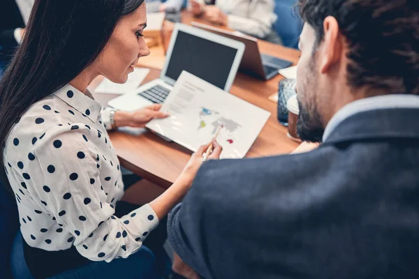 Piękna bizneswoman z partnerem biznesowym dyskutująca w sali konferencyjnej — Zdjęcie stockowe