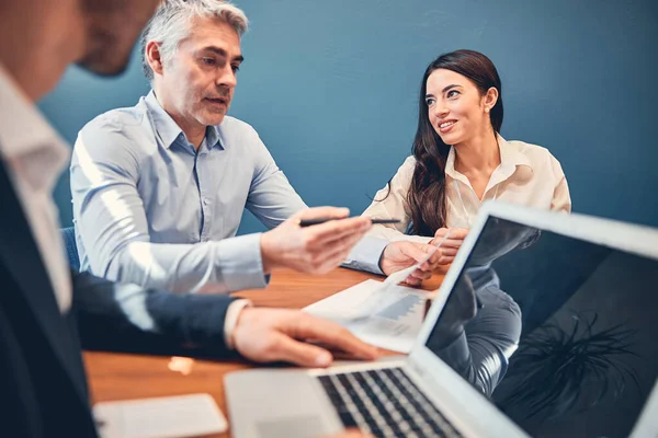 Grupo de empresarios que comparten su idea — Foto de Stock