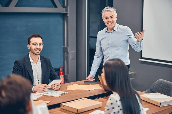 Retrato del gerente de proyecto sénior adulto gesticulando en la oficina — Foto de Stock