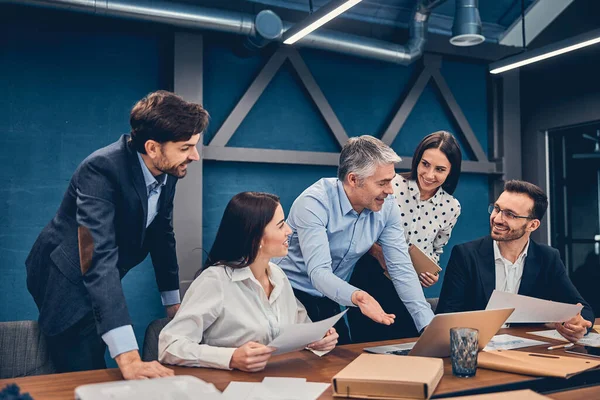 Equipo de profesionales discutiendo nuevo proyecto en la oficina —  Fotos de Stock