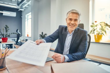 Yetişkin ve yakışıklı bir adam.