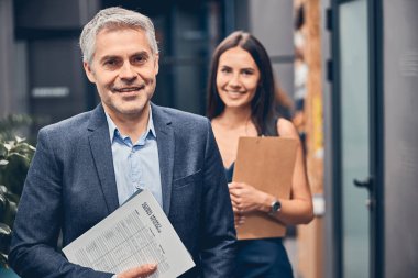 Elinde pano olan zeki iş adamları.