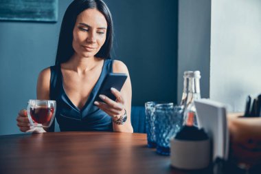 Kahve molasında genç bir bayanın dinlenme zamanı.