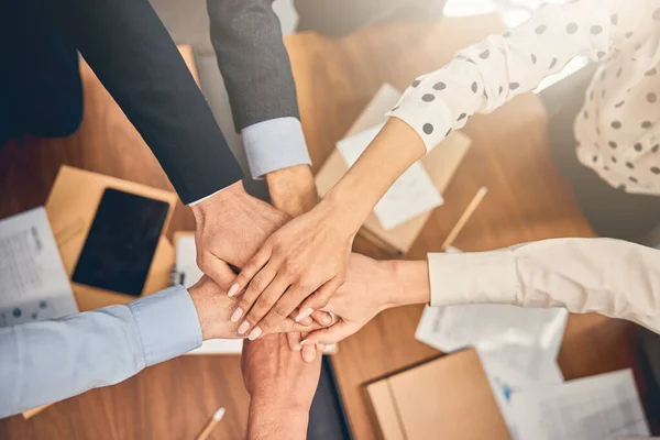 Affärsmän håller sina händer tillsammans under mötet — Stockfoto