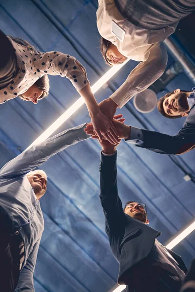 Grupo de ejecutivos poniendo sus manos juntas — Foto de Stock