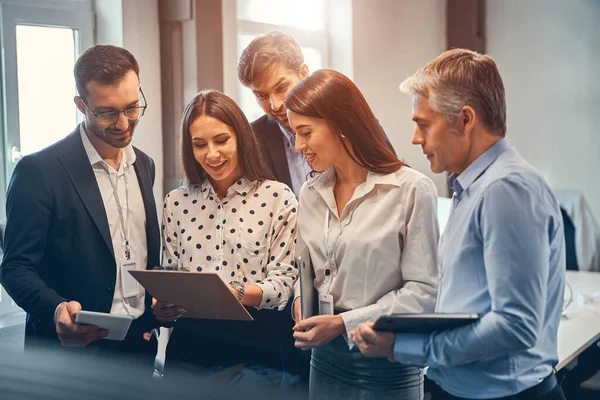 Líder femenina mostrando informe para sus colegas — Foto de Stock