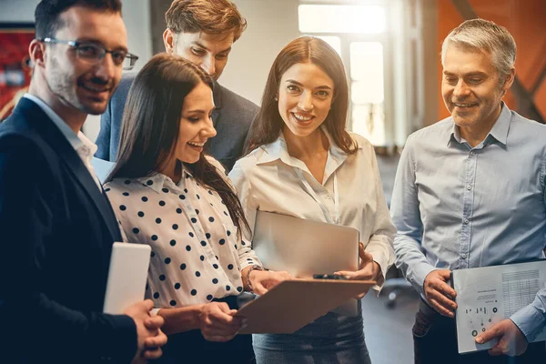 Imagen del socio de negocios discutiendo documento e idea en la sala de reuniones — Foto de Stock