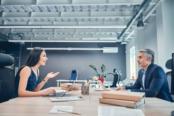 Alegre hombre y mujer analizando datos de negocios — Foto de Stock