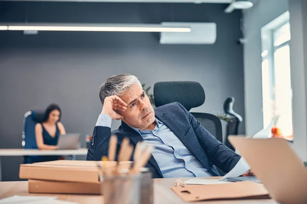 Túlhajszolt üzletember frusztrált és stresszes az irodájában — Stock Fotó