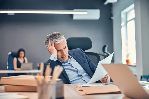 Geschäftiger Geschäftsmann mit Dokument oder Vereinbarung am Schreibtisch — Stockfoto