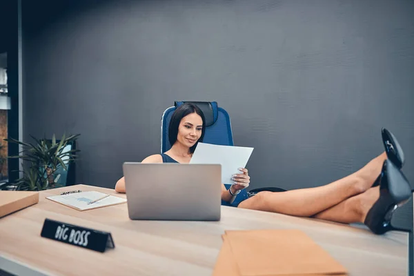 Ruhezeit der hart arbeitenden Geschäftsfrau im Büro — Stockfoto