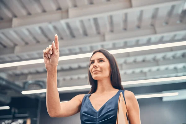 Krásná dáma v kanceláři ukazuje gesto jedné ruky — Stock fotografie