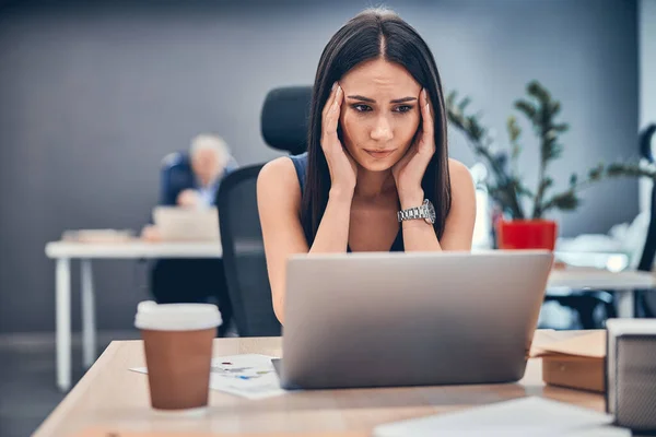 Senhora alegre sentado na mesa de trabalho e se sentindo deprimido — Fotografia de Stock