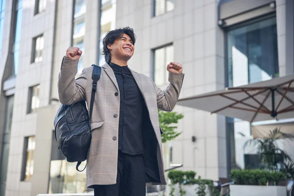 Radostný mladý muž stojící na ulici — Stock fotografie