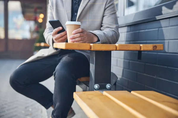 Jovem elegante usando telefone celular no café ao ar livre — Fotografia de Stock